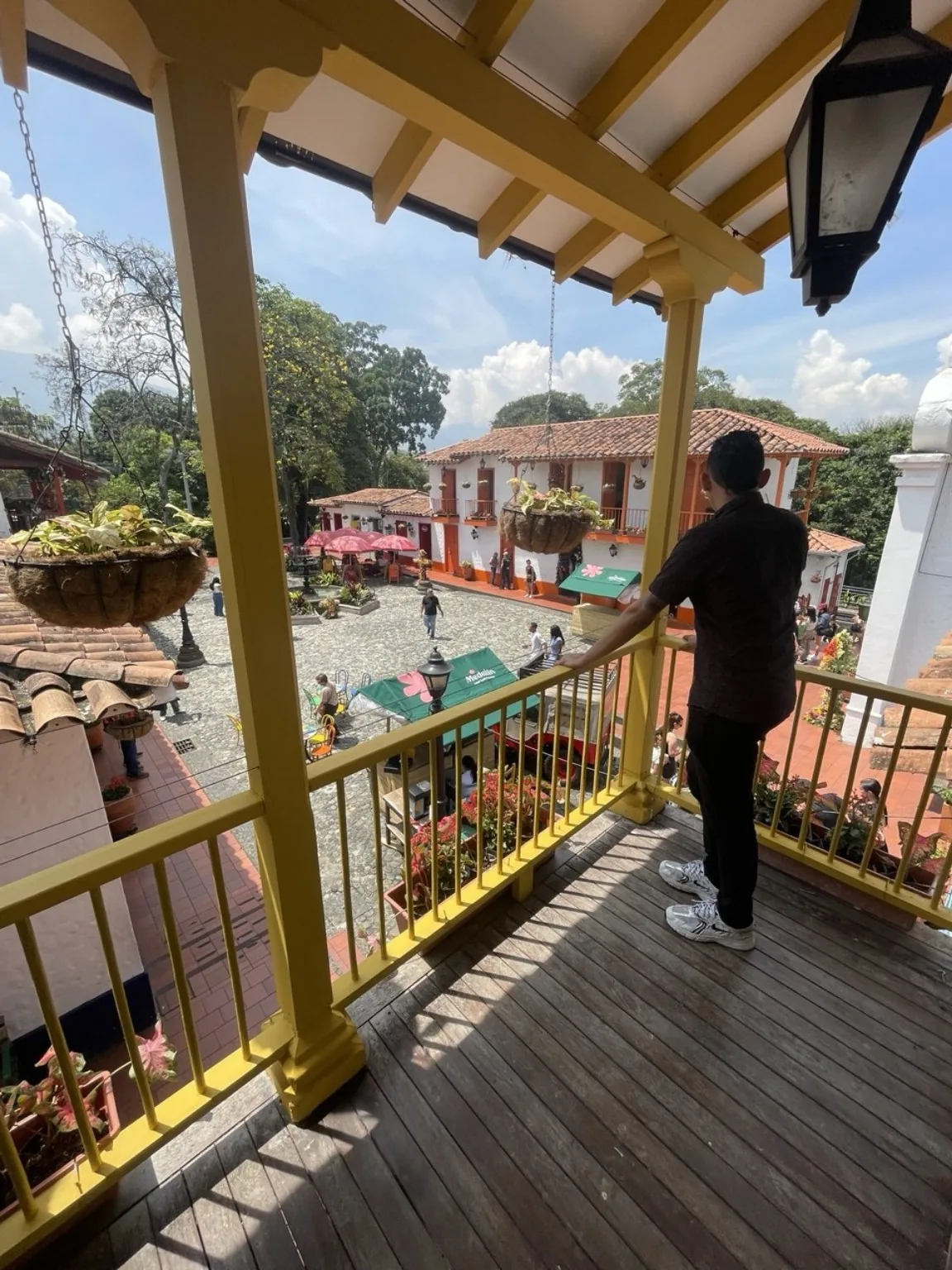 Daniel Martínez Avilez sentado en un espacio urbano