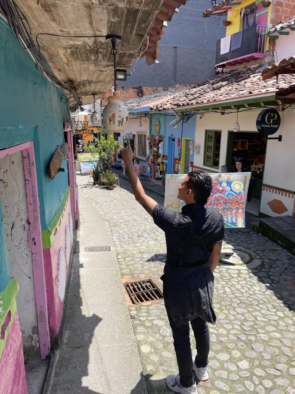 Daniel Martínez Avilez en una calle colorida